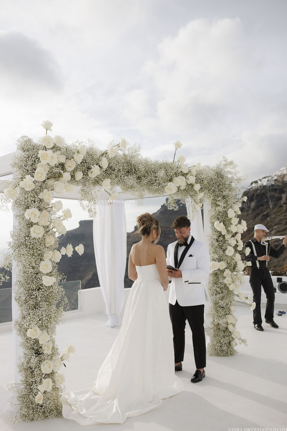 h&h_dreamy_elopement_dana_villas_location_santorini_greece