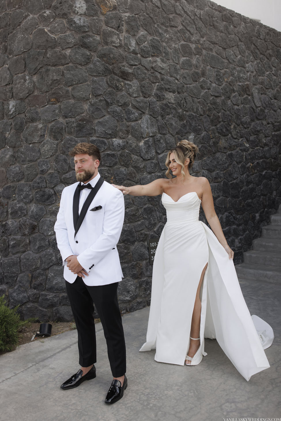 h&h_dreamy_elopement_dana_villas_location_santorini_greece