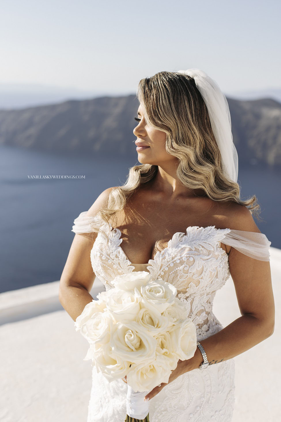 bouquets-elopement-wedding-in-santorini-greece